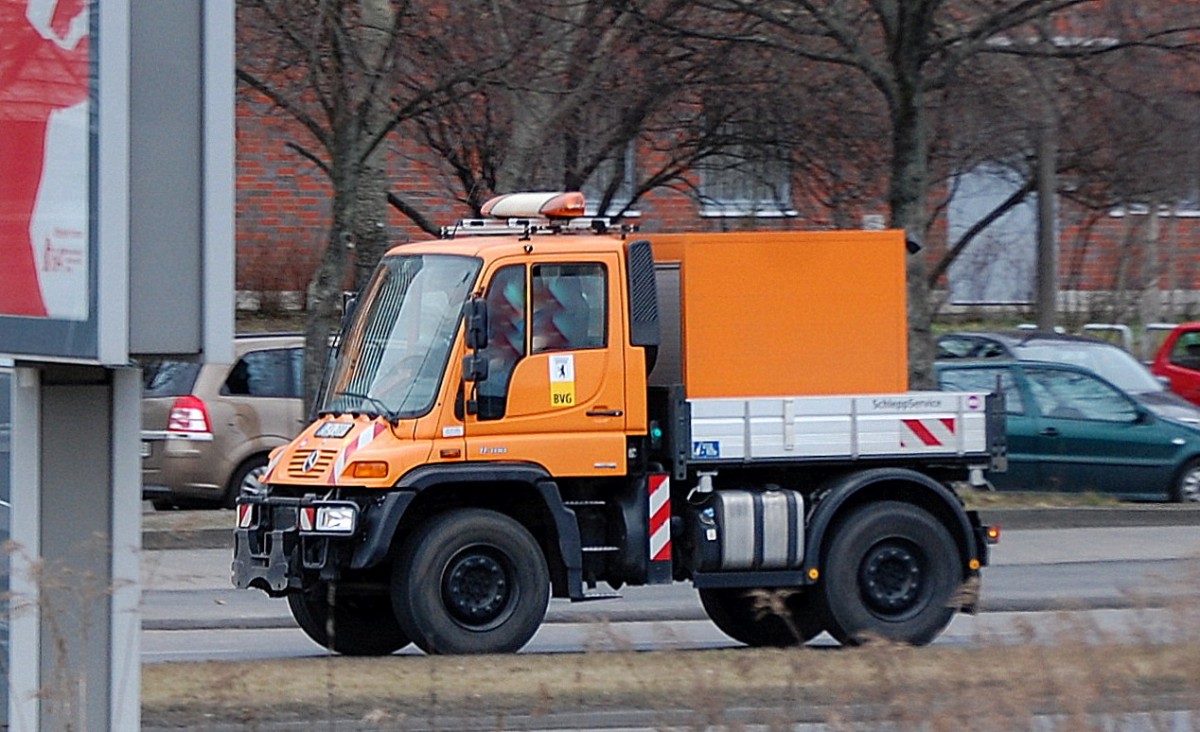 MB UNIMOG U400 der Berliner Verkehrsbetriebe (BVG) als SchleppService wohl dort tätig am 18.02.14 Berlin-Marzahn.