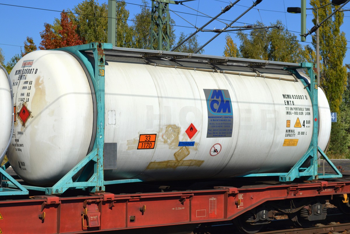 MCM Kesselcontainer (Un-Nr.33/1170 = Ethanol) am 03.10.15 Bhf. Flughafen Berlin-Schönefeld.
