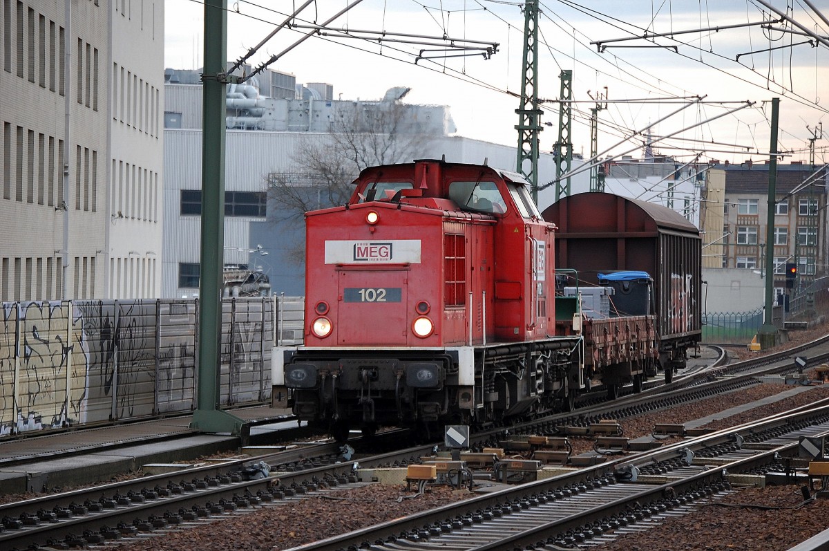 MEG 102 (204 761-1) Mit dem täglichen Transportzug zwischen den S-Bahn Betriebswerkstätten am 09.01.14 Berlin-Wedding.