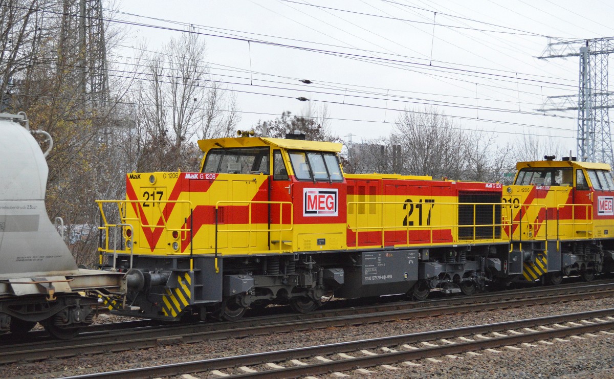 MEG 217 (92 80 1275 217-8 D-MEG, VSFT Bj.2003) hinter MEG 210 am 07.12.15 in Berlin Springpfuhl mit Zementstaubzug.