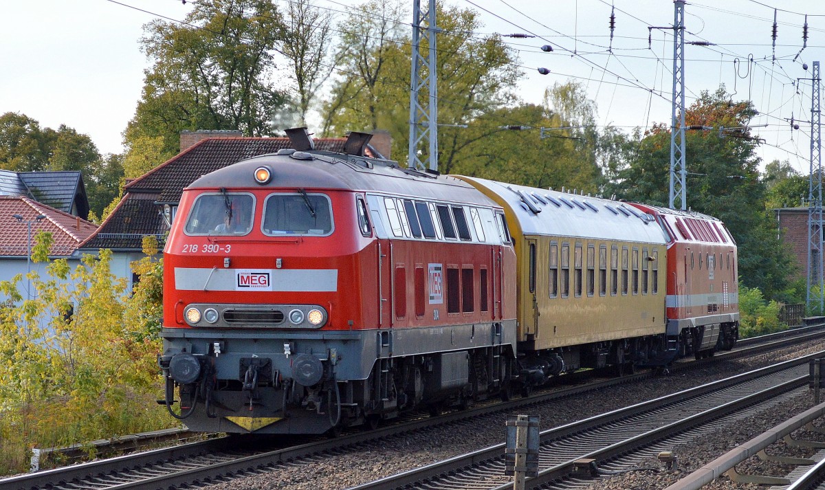 MEG 304 (218 390-3) mit DB Funkmesswagen und MEG 301 (229 120-1) am Ende des Zuges am 08.10.14 Richtung Bernau in Berlin-Karow.
