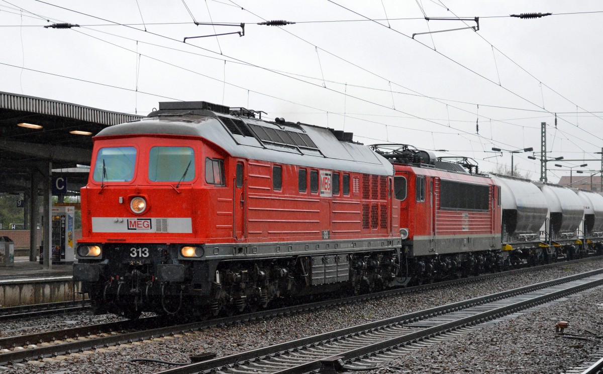 MEG 313 (232 068-7) mit MEG 708 (155 046-6) und noch ganz frisch aussehenden Staubgautwagen (Ganzzug) bei der Durchfahrt Bhf. Flughafen Berlin-Schönefeld, 22.10.14 
