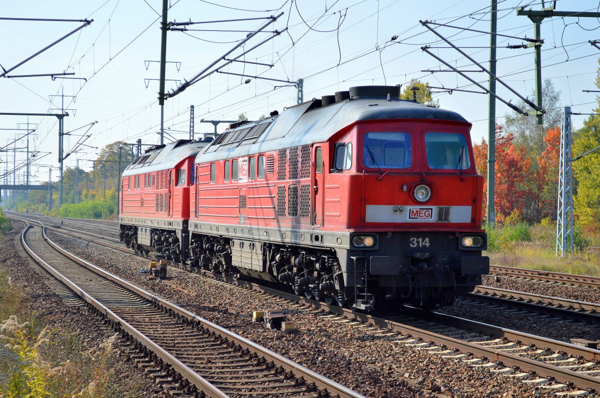 MEG 314 (232 239-4) mit DB Schwester 232 280-8 am Haken am 05.10.15 Durchfahrt Bhf. Flughafen Berlin-Schönefeld.