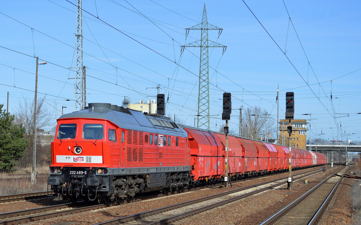 MEG 315/232 489-5 mit einem Ganzzug Drehgestell-Selbstentladewagen mit Schwenkdach vom Typ Talns 969.1 am 03.03.17 Durchfahrt Flughafen Berlin-Schönefeld.