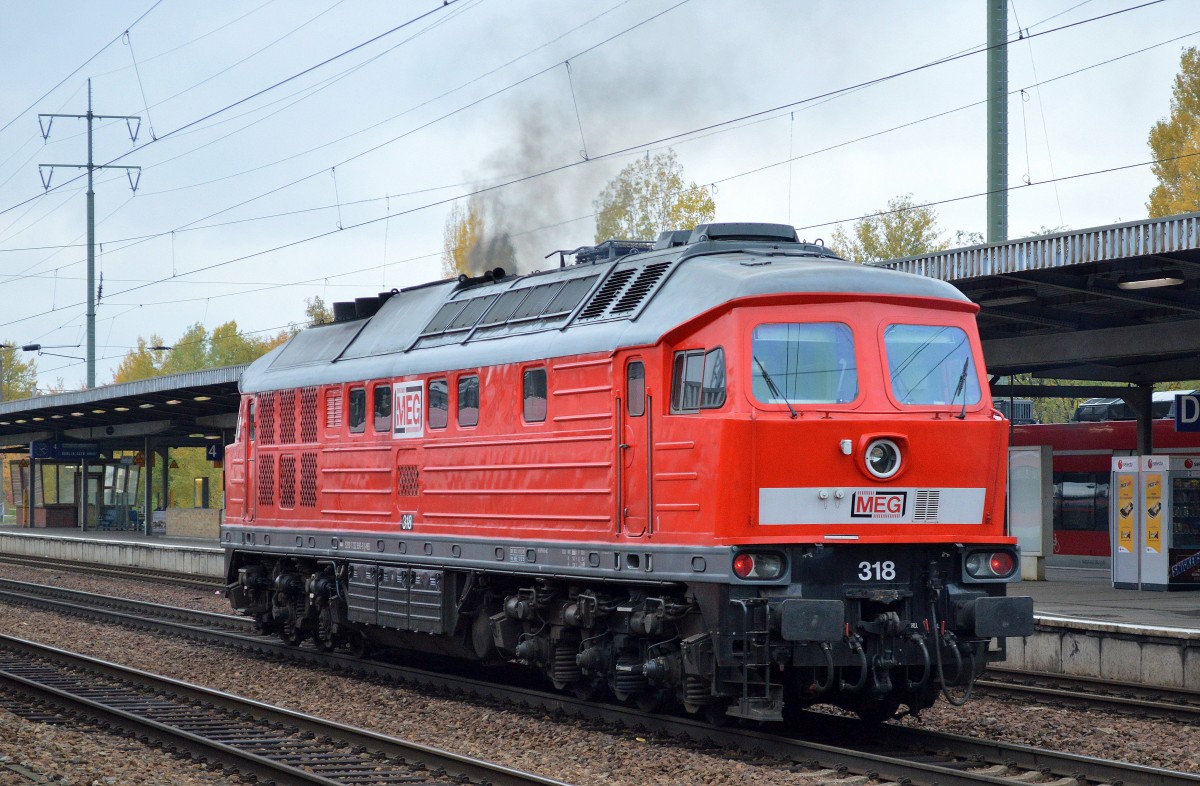 MEG 318 (232 690-8) bei der Durchfahrt Bhf. Flughafen Berlin-Schönefeld, 17.10.15