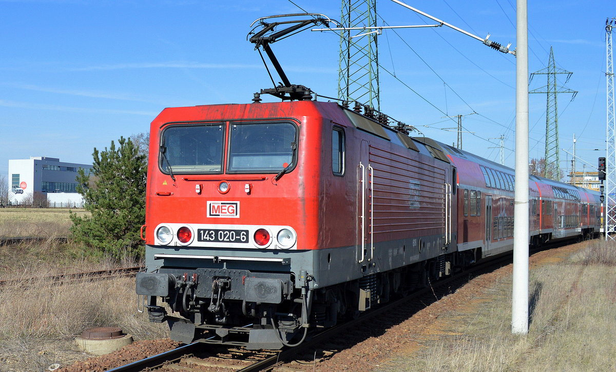 MEG 608 (143 020-6) im Auftrag der DB Regio am heutigen Tag im Einsatz als Lok- u. Schublok der RB14 zwischen Bf. Flughafen Berlin-Schönefeld und Nauen, hier bei der Abfahrt Bf. Flughafen Berlin-Schönefeld, 28.03.17