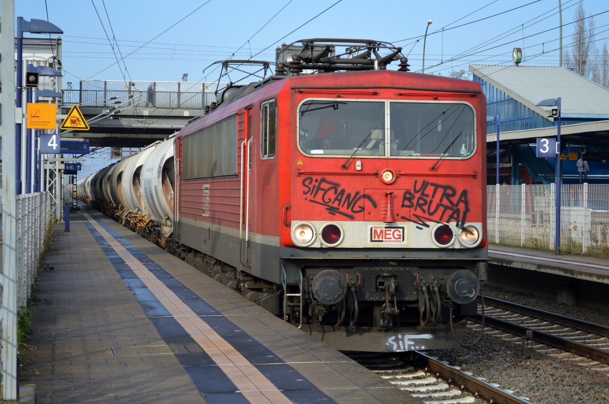 MEG 701 (155 124-1) mit dem täglichen Leerzug Zementstaubwagen Richtung Industrieübergabegebiet Berlin Nordost am 11.11.14 Berlin-Hohenschönhausen.