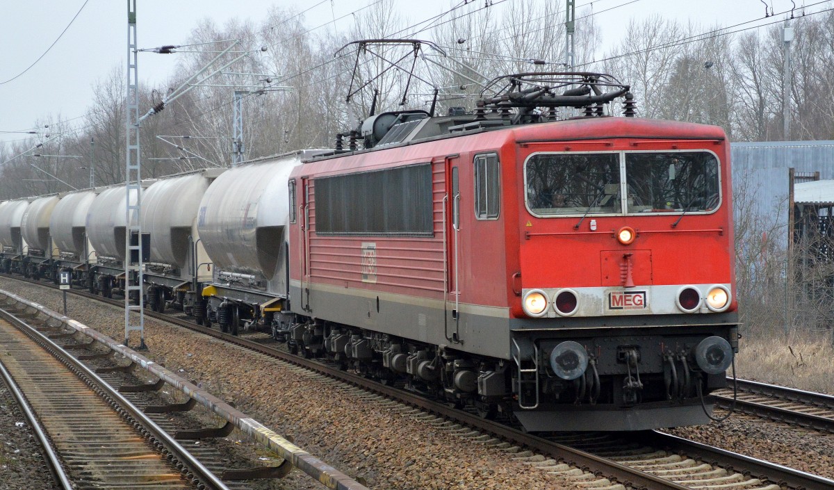 MEG 701 (155 124-1) mit dem täglichen Leerzug Zementstaubwagen Richtung Berlin Marzahn am 16.02.15 Mühlenbeck/Mönchmühle b.Berlin.