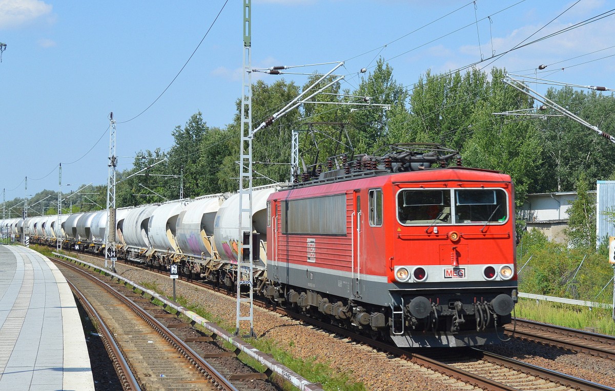 MEG 701 (155 124-1) mit einem Leerzug Zementstaubwagen Richtung Berlin-Marzahn am 21.08.15 Mühlenbeck/Mönchmühle bei Berlin.