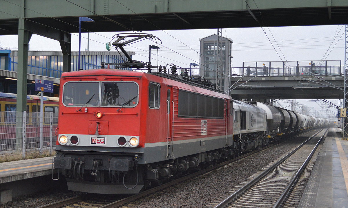 MEG 703 (155 184-5) hat die 266 442-3 und den täglichen Zementstaubzug am Haken, 24.01.17 Bf. Berlin-Hohenschönhausen.