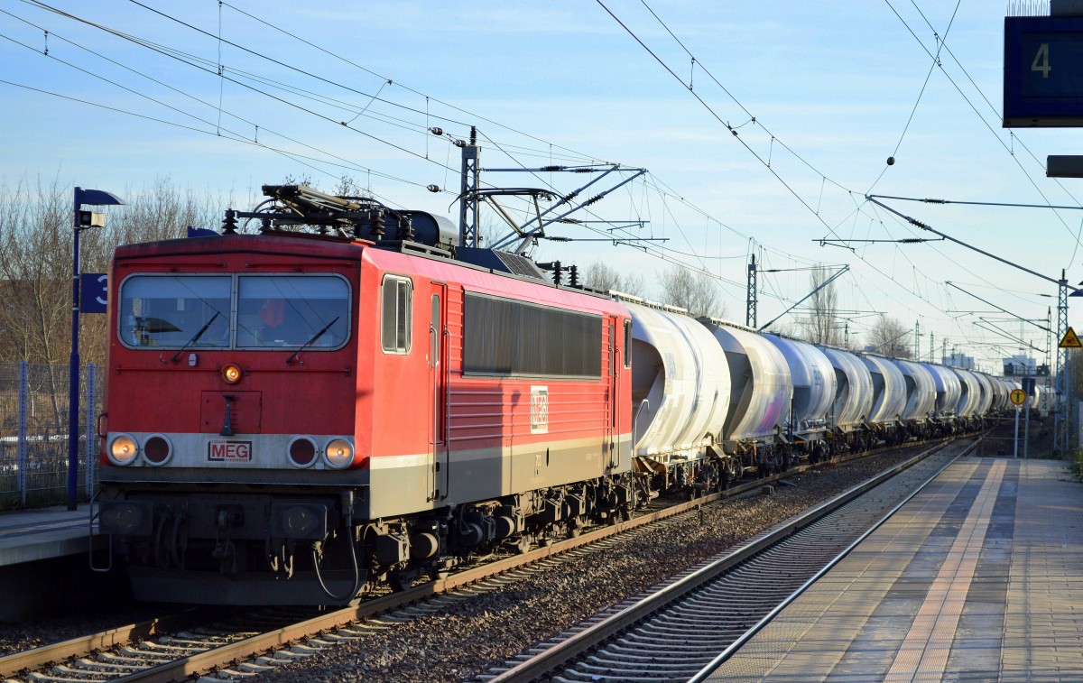 MEG 703 (155 184-5) mit Zementstaubzug am 03.12.15 Berlin-Hohenschönhausen.