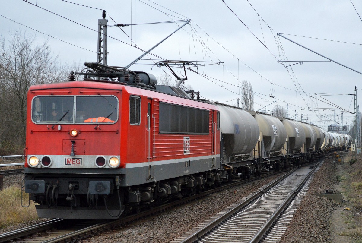 MEG 703 (155 184-5) mit Zementstaubzug am 17.12.15 Berlin-Hohenschönhausen.