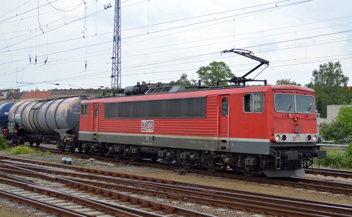 MEG 703 (155 184-5) mit Kesselwagenzug am 18.05.16 Durchfahrt Bf. Berlin-Lichtenberg.