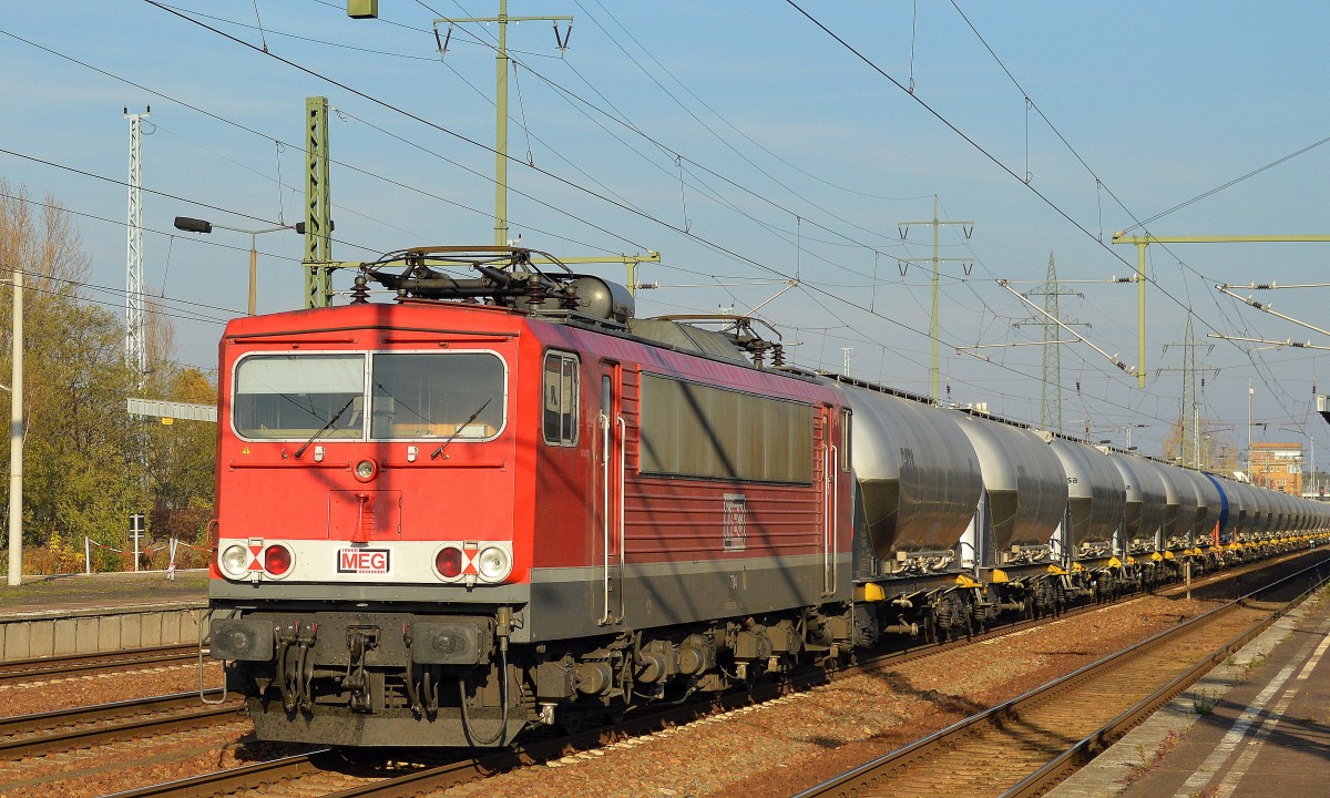 MEG 704 (155 195-1) am Ende eines Zementstaubzuges am 31.10.15 Bhf. Flughafen Berlin-Schönefeld.