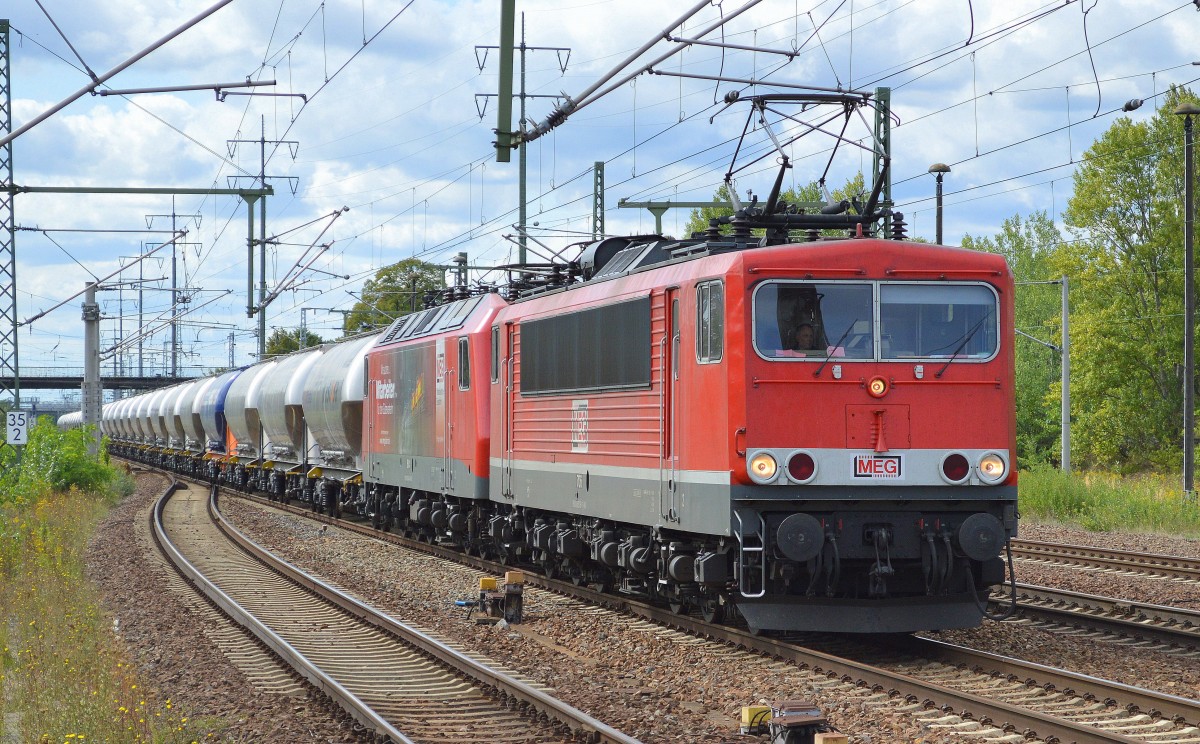 MEG 706 (155 119-1) mit MEG 804 (156 004-4) und Zementstaubzugwagen (leer) am Haken am 08.09.15 Bhf. Flughafen Berlin-Schönefeld.