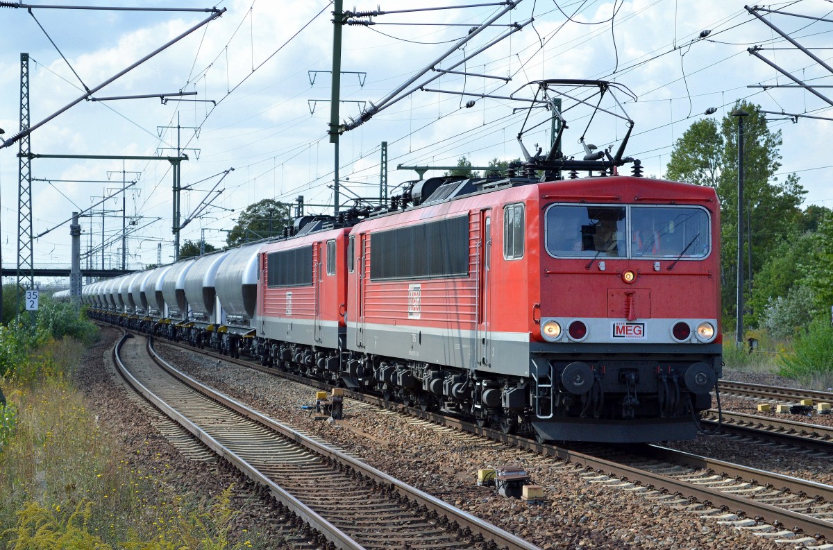 MEG 706 (155 119-1)mit MEG 704 (155 195-1) und Zementstaubzug (leer)am 10.09.15 Bhf. Flughafen Berlin-Schönefeld. 