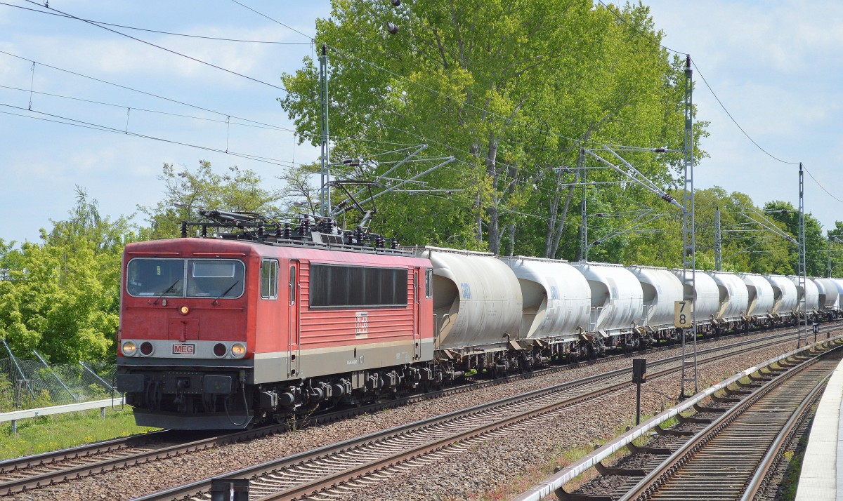 MEG 707 (155 230-6) mit Zementstaubzug am 22.05.15 Mühlenbeck/Mönchmühle bei Berlin Richtung Oranienburg.
