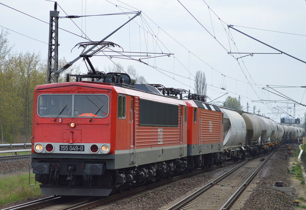 MEG 709/155 049-0 hat die MEG 610/143 848-0 und den täglichen Zementzug aus Rüdersdorf am Haken am 05.04.17 Bf. Flughafen Berlin-Hohenschönhausen.