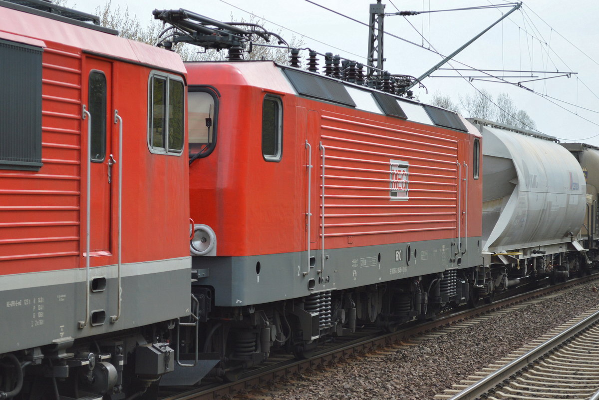 MEG 709/155 049-0 hat die MEG 610/143 848-0 und den täglichen Zementzug aus Rüdersdorf am Haken am 05.04.17 Bf. Flughafen Berlin-Hohenschönhausen.