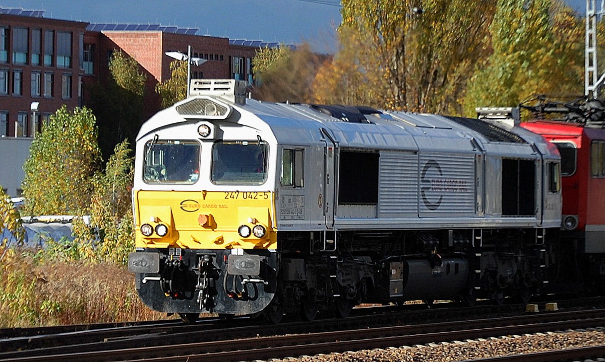 MEG Mietlok 274 042-5 hat MEG 701 und Zementstaubsilozug am Haken am 29.10.13 Berlin-Springpfuhl.