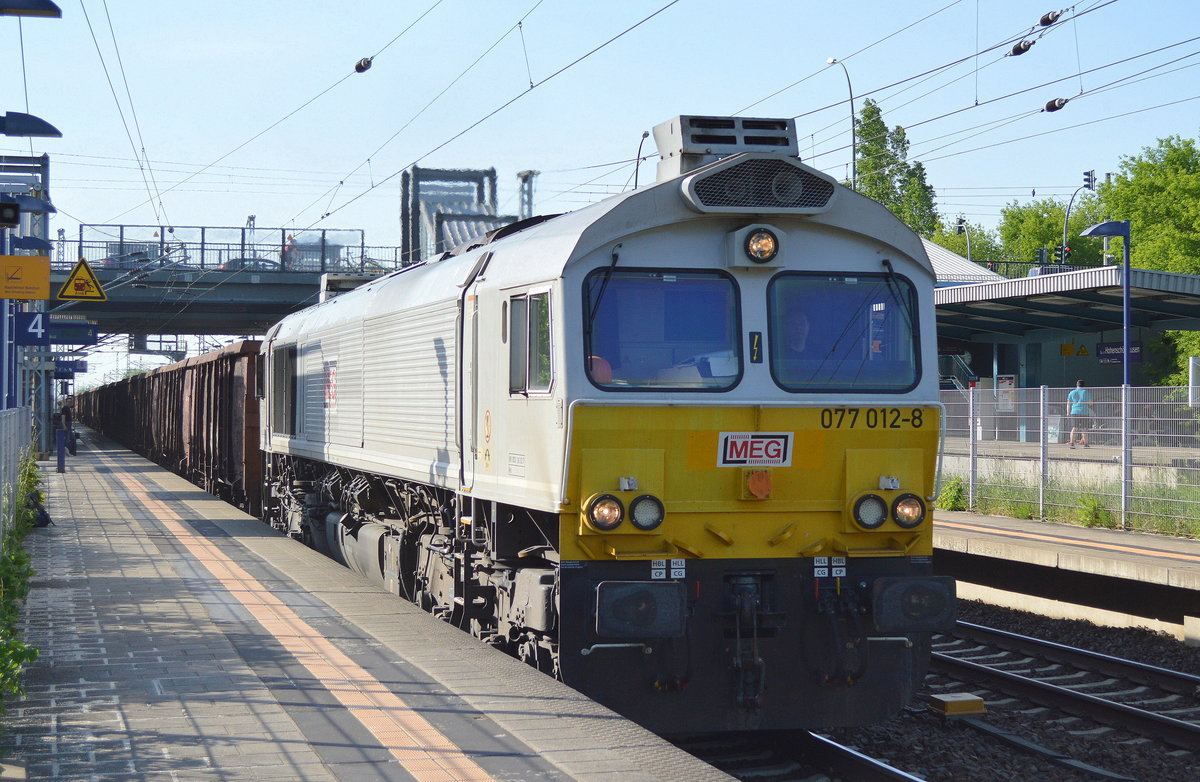 MEG mit 077 012-8 und einem Ganzzug offener Drehgestell-Güterwagen am 18.05.17 Durchfahrt Bf. Berlin-Hohenschönhausen.