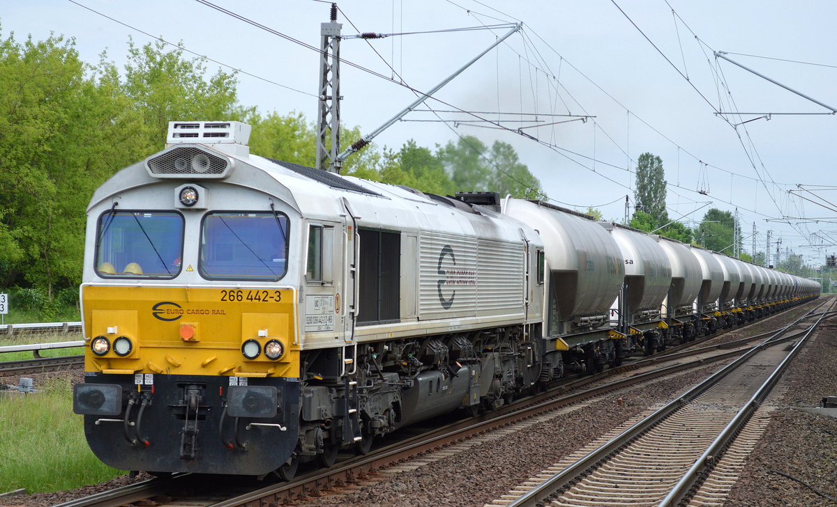 MEG mit der ECR 266 442-3 und Zementstaubzug direkt ab Rüdersdorf Richtung Rostock am 30.05.17 Berlin-Hohenschönhausen.