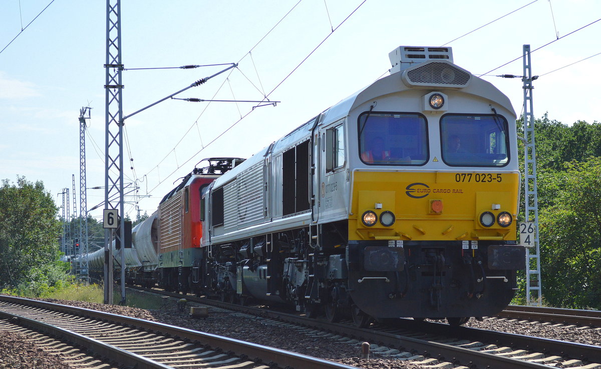MEG mit ihrer ECR 077 023-5 mit MEG 603/143 851-4 und Zementstaubzug (leer) am Haken am 30.07.16 Berlin Wuhlheide.