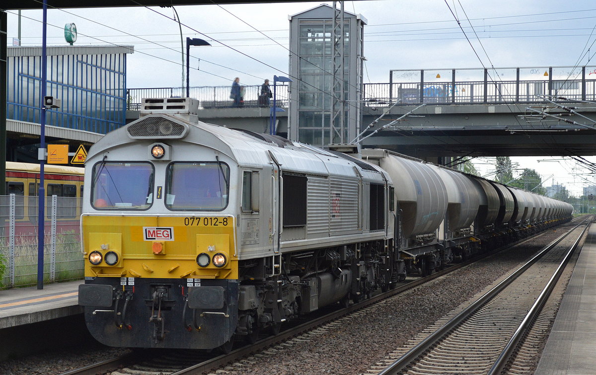 MEG mit ihrer ECR 077 012-8 und Zementstaubzug Richtung Rostock am 23.06.17 BF. Berlin-Hohenschönhausen.