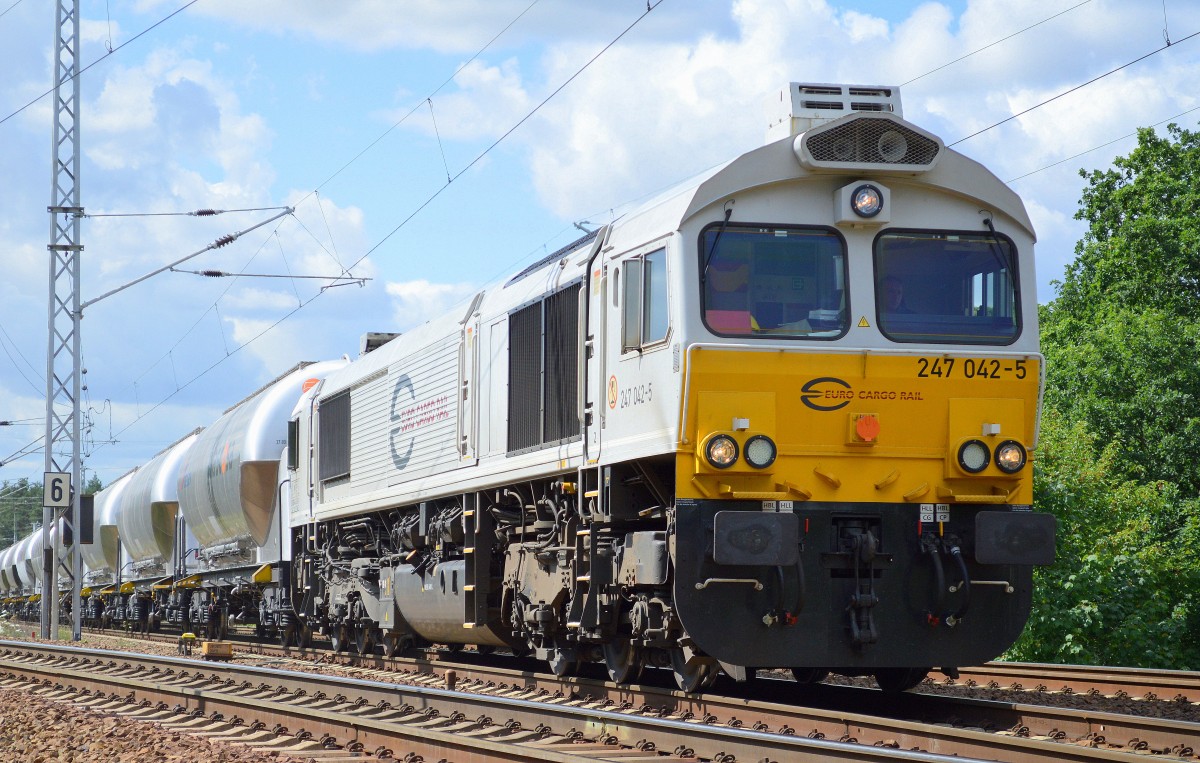 MEG mit ihrer ECR 247 042-5 und einem Zementstaubzug Richtung Industrieübergabegebiet Berlin Nordost am 29.07.15 Berlin-Wuhlheide.