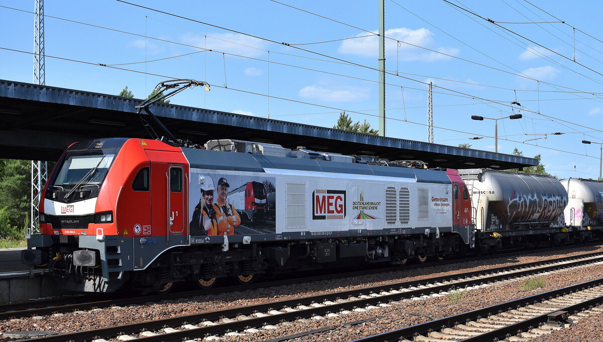 MEG - Mitteldeutsche Eisenbahn GmbH, Schkopau [D] mit der geleasten ELP Eurodual Lok  2159 239-3  [NVR-Nummer: 90 80 2159 239-3 D-ELP] und einem Zementstaubzug aus Rüdersdorf fährt zur Personalaufnahme kurz im Bahnhof Schönefeld b. Berlin ein.