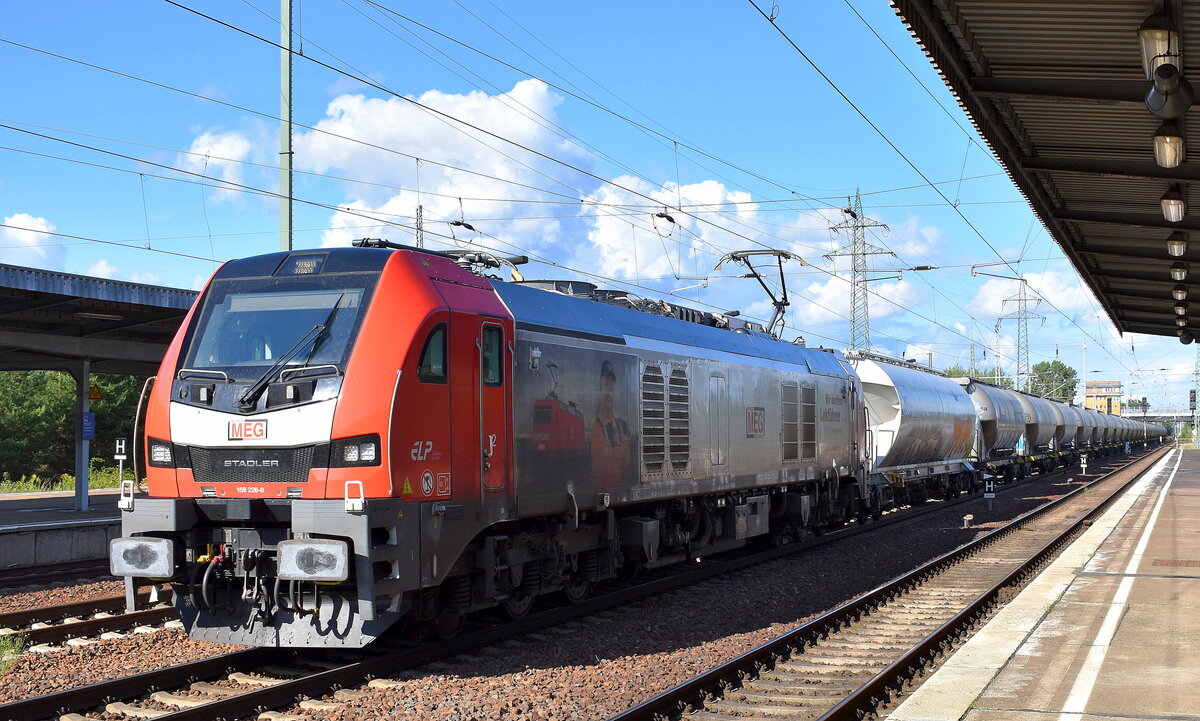 MEG - Mitteldeutsche Eisenbahn GmbH, Schkopau [D] mit der geleasten ELP Eurodual Lok   159 226-0  [NVR-Nummer: 90 80 2159 226-0 D-ELP] und einem Zementstaubzug aus Rüdersdorf am 04.08.25 Höhe Bahnhof Schönefeld bei Berlin.