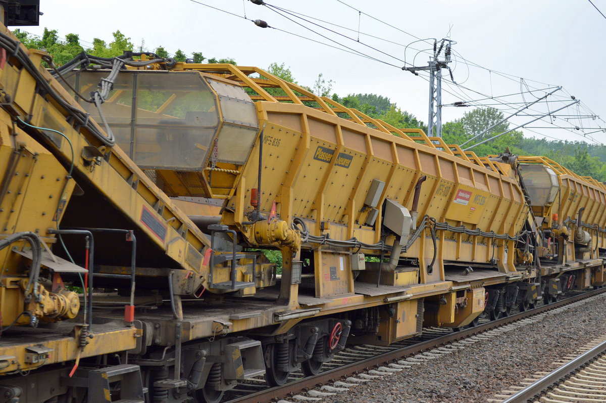 Mehere Materialförder- und Siloeinheiten vom Typ P&T MFS 100 (im Bild MFS 836) der DB Bahnbau Gruppe am 24.05.16 in einem Gleisbauzug in Berlin-Hohenschönhausen.