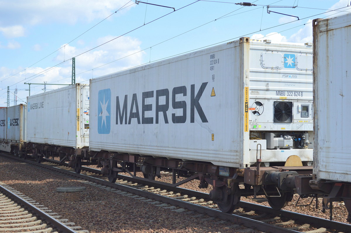Mehrere 40’ Standard Kühlthermo-Container, im Bild ein Container der dänischen Reederei Mærsk Line am 20.04.17 Bf. Flughafen Berlin Schönefeld.