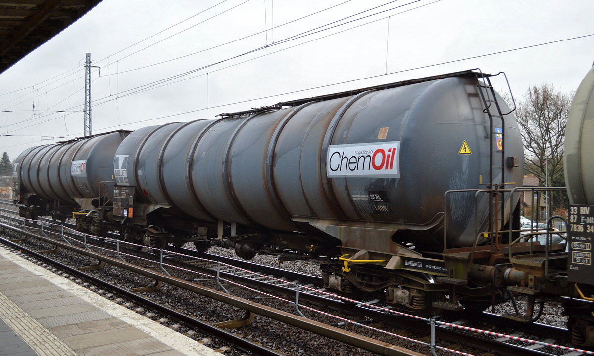 Mehrere französische Kesselwagen vom Einsteller MILLET S.A., im Bild der Wagen mit der Nr. 33 RIV 87 F-MISA 784 8 350-7 Logo:  ChemOil Logistics AG  (UN-Nr. 33/1170 = Ethanol) am 23.02.17 Berlin-Karow.