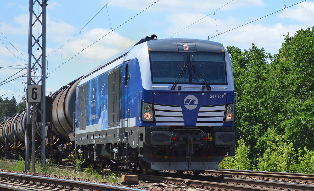 Meine subjektive Meinung, das objektive Highlight 2017 der in diesem Jahr neu zugelassenen privaten Loks, die neue Siemens Vectron Diesellok von InfraLeuna, die 247 907 (251) (92 80 1247 907-9 D-LEUNA). Hier mit Kesselwagenzug (leer) Richtung Stendell am 14.06.17 in der Berliner Wuhlheide.