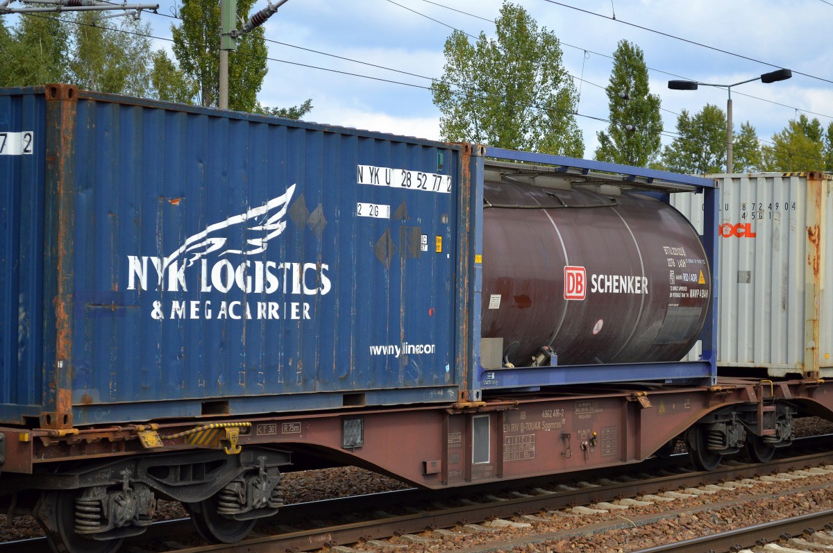 Meist vereinzelt sind bisweilen auch unterschiedlich gefärbte Tankcontainer der DB/SCHENKER Logistikgruppe zu sichten, 26.08.14 Bhf. Flughafen Berlin-Schönefeld.