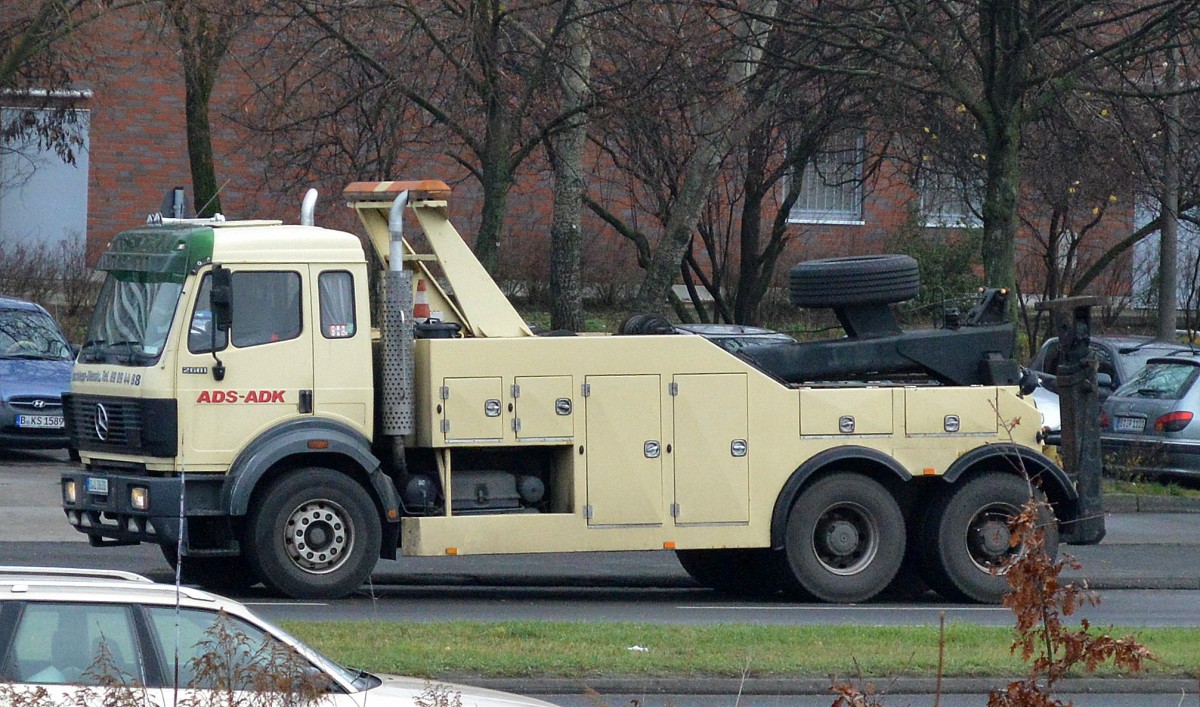 Mercedes-Benz 2681 Abschlepp-LKW der Fa. ADS-ADK am 14.12.15 Berlin-Springpfuhl.