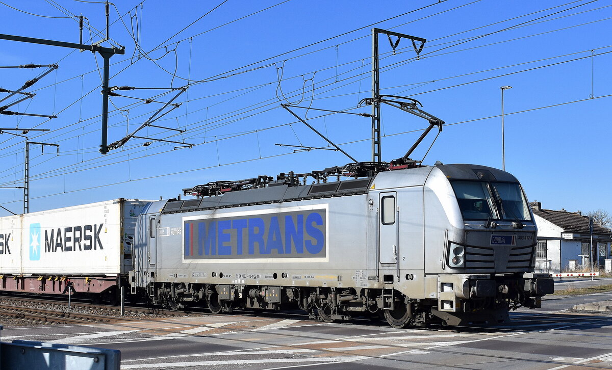 METRANS a.s., Praha [CZ] mit ihrer Vectron  383 412-4  [NVR-Nummer: 91 54 7383 412-4 CZ-MT] und einem Containerzug am 20.03.25 Höhe Bahnhof Rodleben.