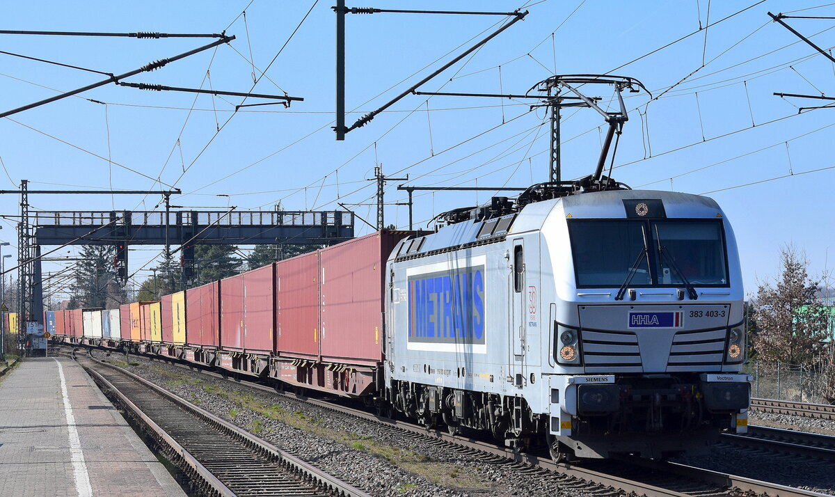 METRANS a.s., Praha [CZ] mit ihrer Vectron  383 403-3  [NVR-Nummer: 91 54 7383 403-3 CZ-MT] und einem Containerzug am 27.03.25 Höhe Bahnhof Niederndodeleben.