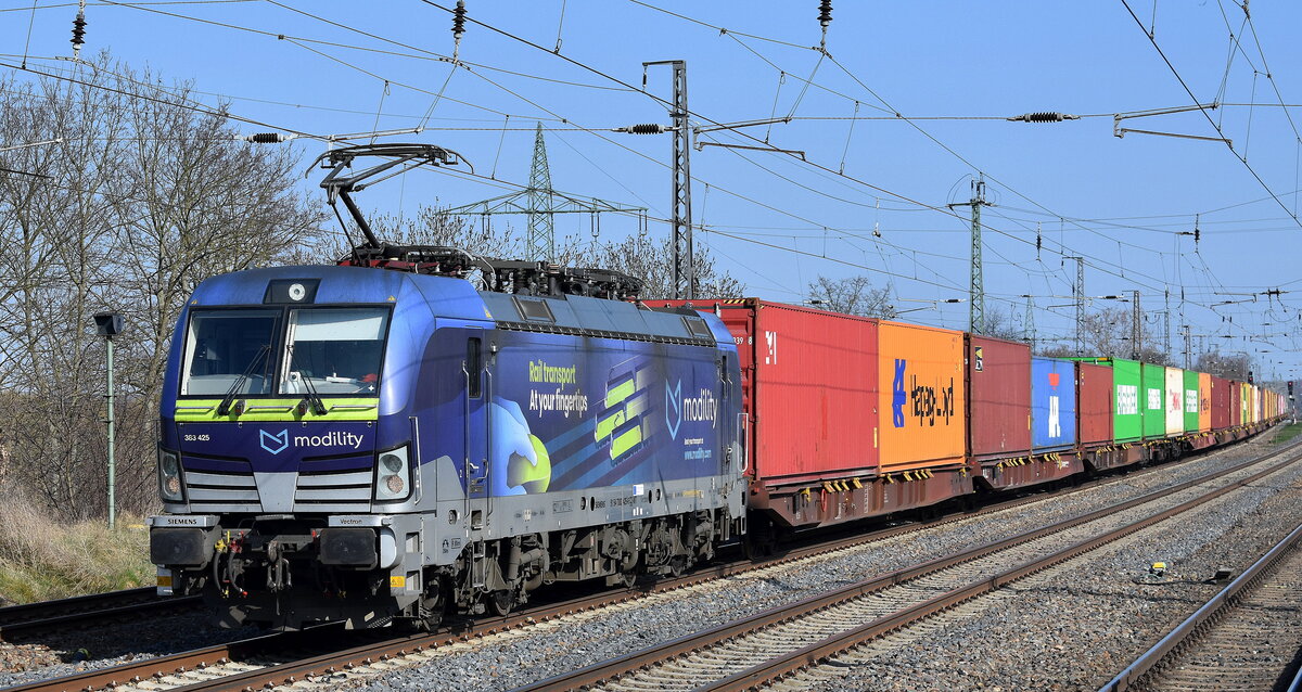 METRANS a.s., Praha [CZ] mit ihrer Werbe-Vectron  383 425-6  [NVR-Nummer: 91 54 7383 425-6 CZ-MT] und einem Containerzug am 02.04.25 Höhe Bahnhof Saarmund.