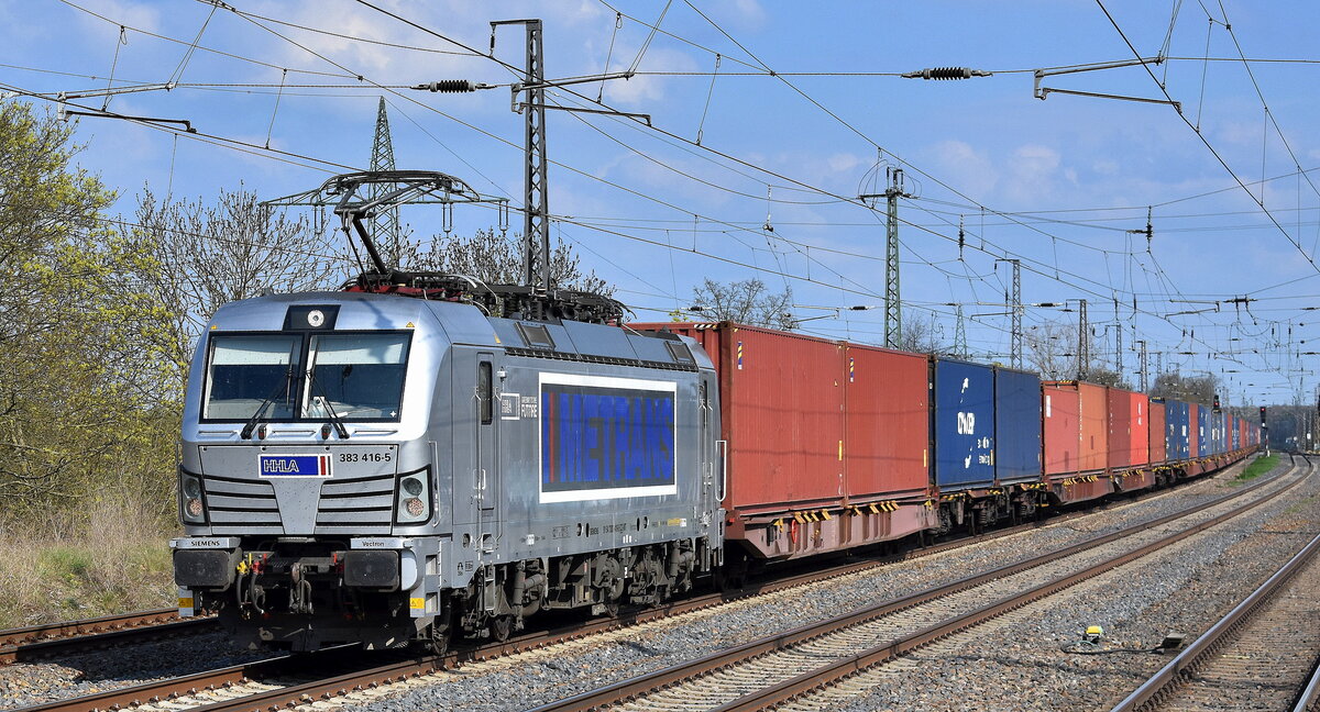 METRANS a.s., Praha [CZ] mit ihrer Vectron  383 416-5  [NVR-Nummer: 91 54 7383 416-5 CZ-MT] und einem Containerzug am 14.04.25 Höhe Bahnhof Saarmund.