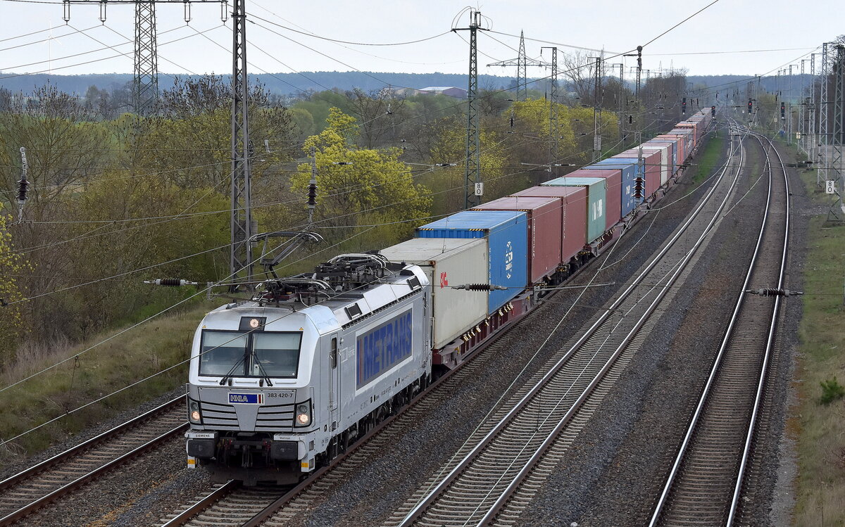 METRANS a.s., Praha [CZ] mit ihrer Vectron  383 420-7  [NVR-Nummer: 91 54 7383 420-7 CZ-MT] und einem Containerzug am 14.04.25 Höhe Bahnhof Saarmund.