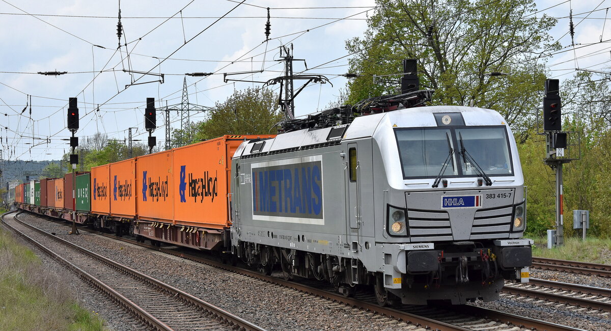 METRANS a.s., Praha [CZ] mit ihrer  383 415-7  [NVR-Nummer: 91 54 7383 415-7 CZ-MT] und einem Containerzug am 23.04.25 Höhe Bahnhof Saarmund.