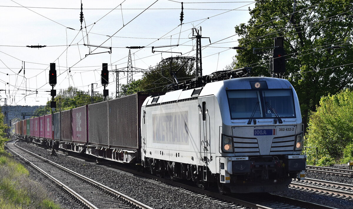 METRANS a.s., Praha [CZ] mit ihrer Vectron  383 432-2  [NVR-Nummer: 91 54 7383 432-2 CZ-MTR] und einem Containerzug am 29.04.25 Höhe Bahnhof Saarmund.