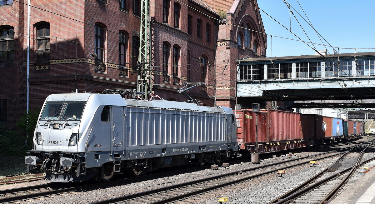 METRANS a.s., Praha [CZ] mit der geleasten Akiem Lok  187 521-0  [NVR-Nummer: 91 80 6187 521-0 D-AKIEM] verlässt mit einem Containerzug den Hamburger Hafen am 14.05.25 Höhe Bahnhof Hamburg-Harburg.
