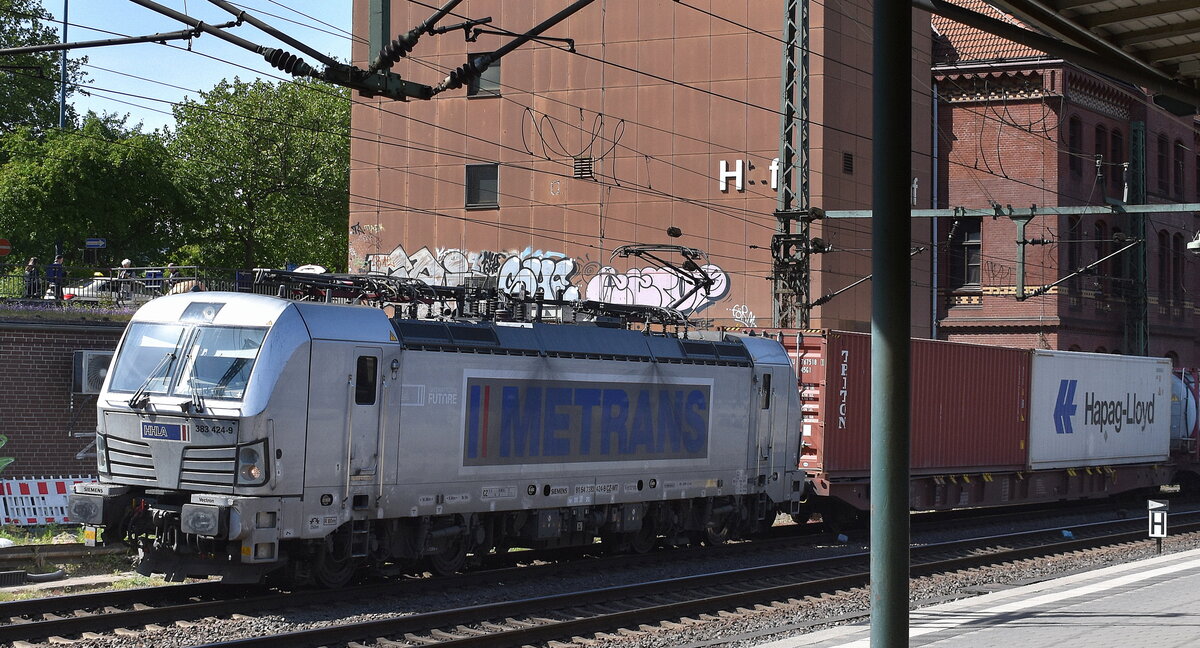 METRANS a.s., Praha [CZ] mit ihrer  383 424-9  [NVR-Nummer: 91 54 7383 424-9 CZ-MT]  verlässt mit einem Containerzug den Hamburger Hafen am 14.05.25 Höhe Bahnhof Hamburg-Harburg.