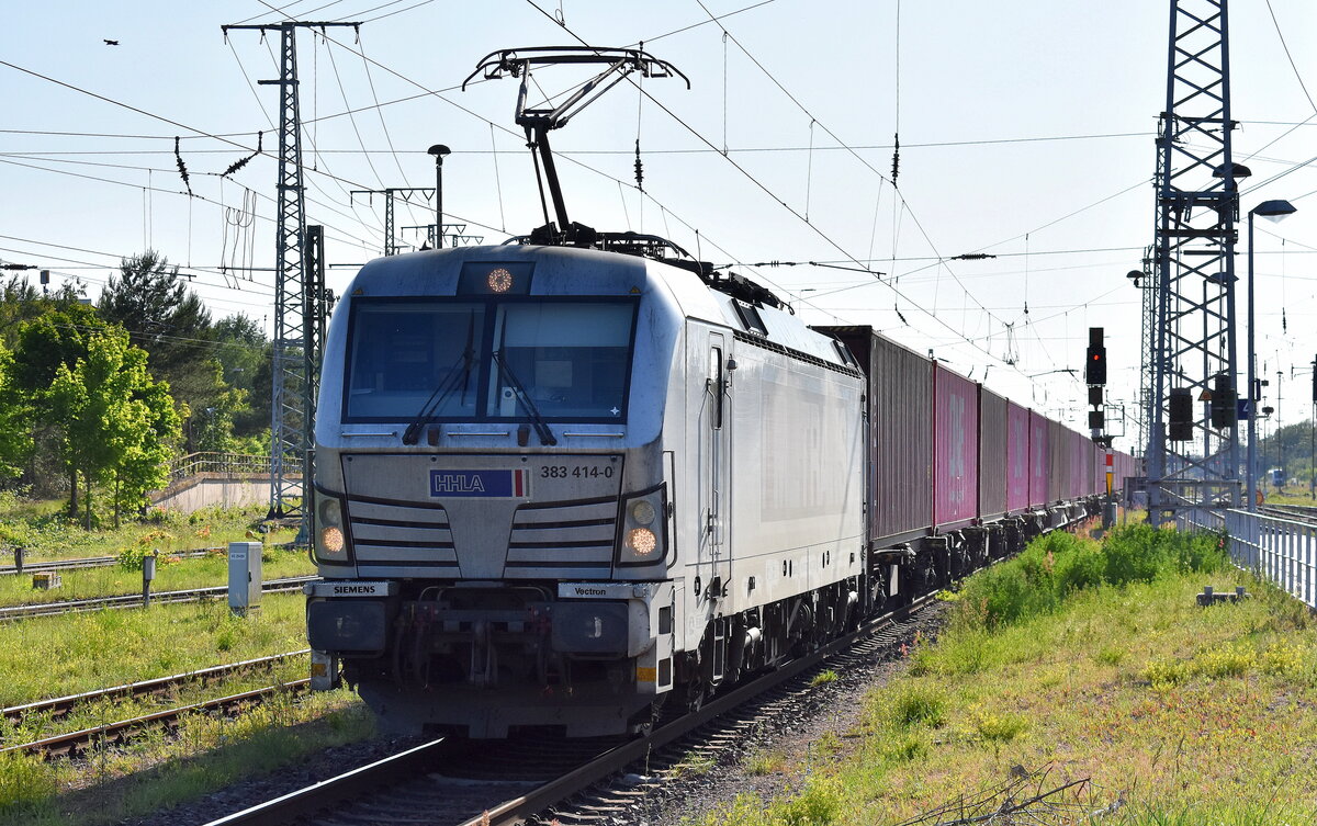 METRANS a.s., Praha [CZ]  mit ihrer Vectron  383 414-0  [NVR-Nummer: 91 54 7383 414-0 CZ-MT] und einem Containerzug am 12.06.25 Durchfahrt Bahnhof Stendal Hbf.