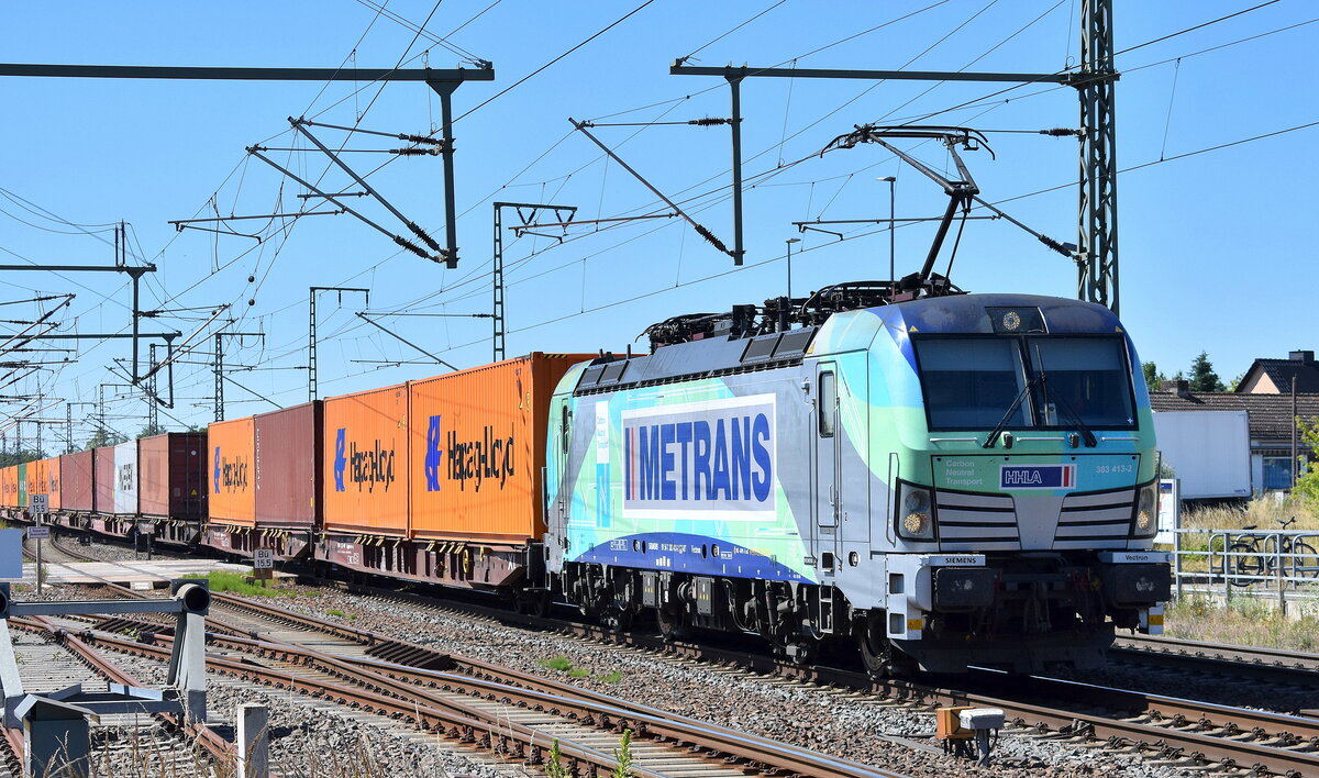 METRANS a.s., Praha [CZ] mit ihrer Vectron  383 413-2  [NVR-Nummer: 91 54 7383 413-2 CZ-MT] und einem Containerzug am 01.07.25 Höhe Bahnhof Rodleben.