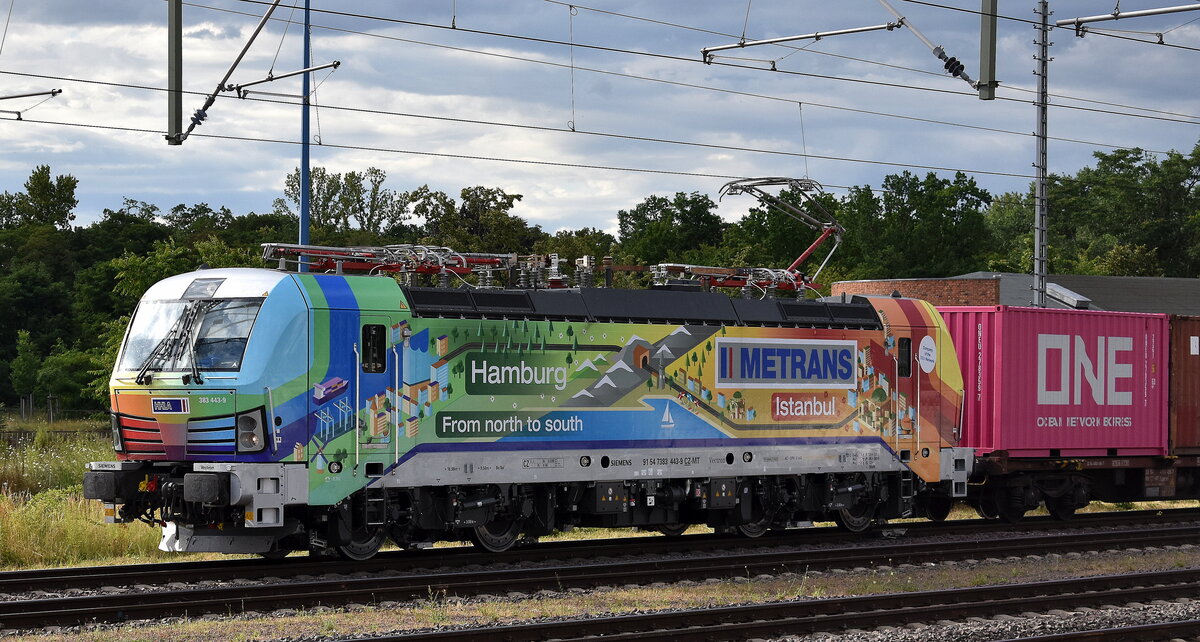 METRANS a.s., Praha [CZ] mit ihrer nagelneuen und wunderschön folierten Vectron  383 443-9  [NVR-Nummer: 91 54 7383 443-9 CZ-MTR] und einem Containerzug am 10.07.25 Höhe Bahnhof Magdeburg Hbf.