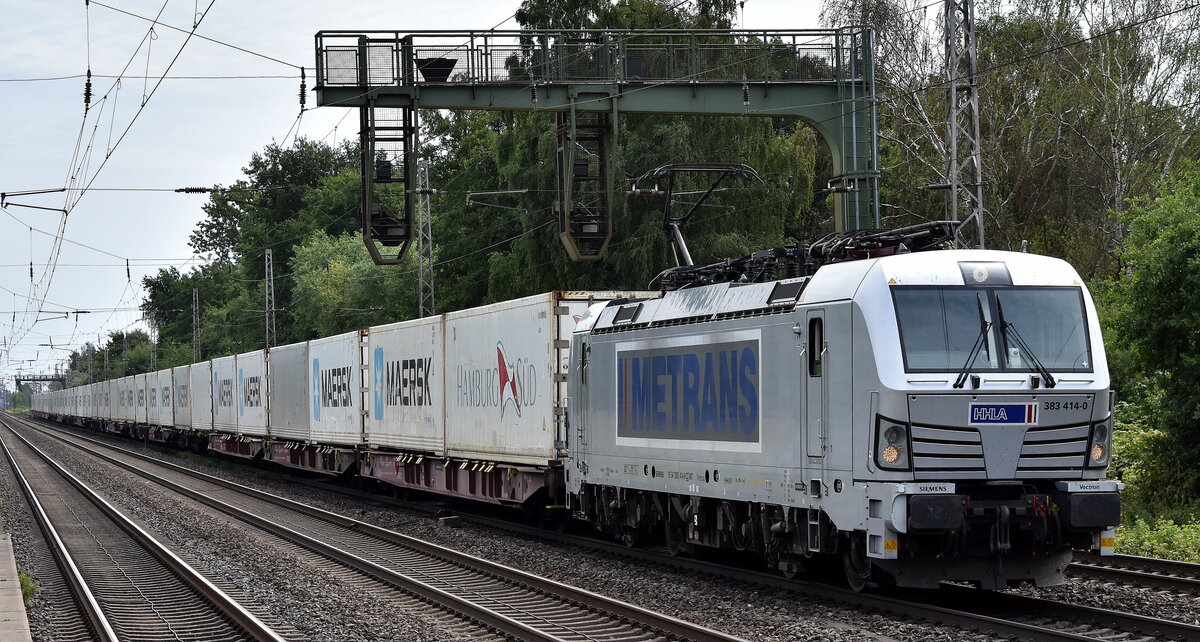 METRANS a.s., Praha [CZ] mit ihrer  383 414-0  [NVR-Nummer: 91 54 7383 414-0 CZ-MT] und einem Containerzug am 07.08.25 Höhe S-Bahnhof Dedensen/​Gümmer.